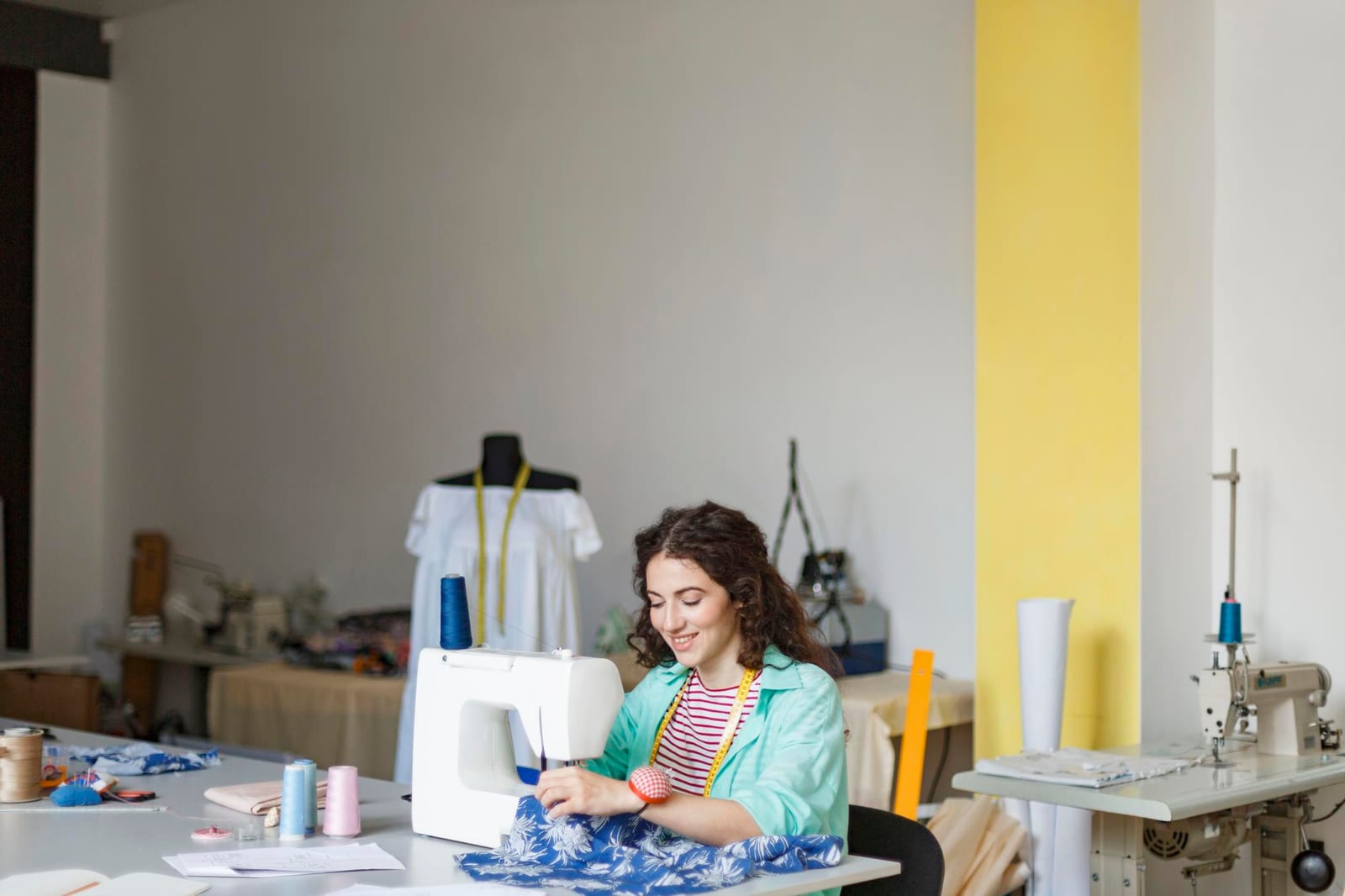 Costureira preparando peça têxtil para atendimento